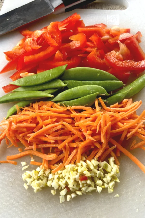 sliced red peppers, sugar snap peas, shredded carrots and diced garlic