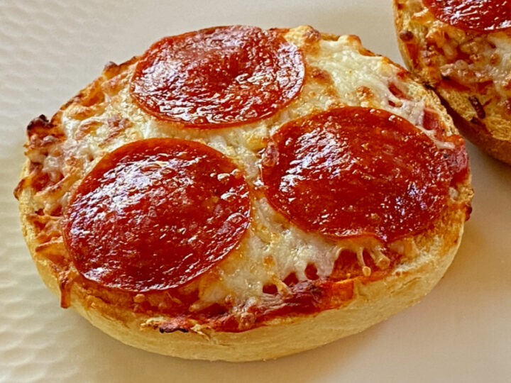 https://icookfortwo.com/wp-content/uploads/2022/07/featured-pizza-bagel-720x540.jpg