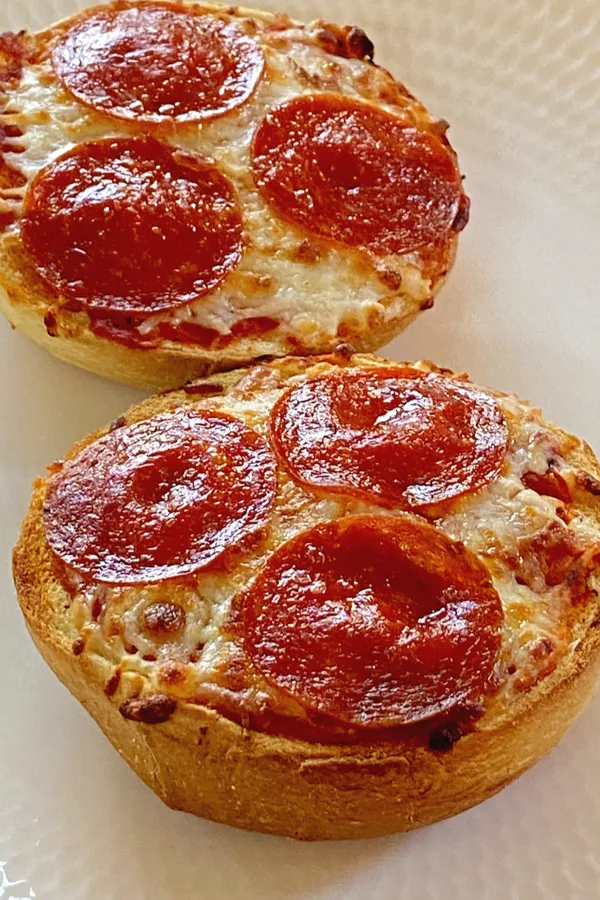 https://icookfortwo.com/wp-content/uploads/2022/07/pizza-bagels.jpg.webp