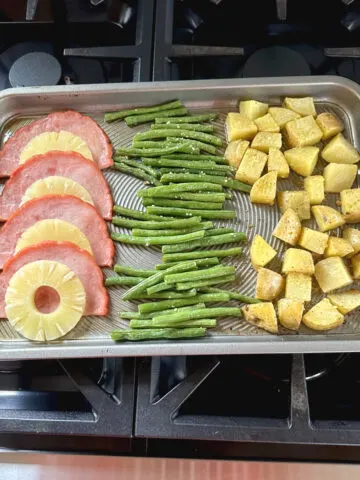 Sheet pan Christmas dinner with ham, green beans and potatoes
