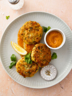 baked crab cakes with dipping sauce