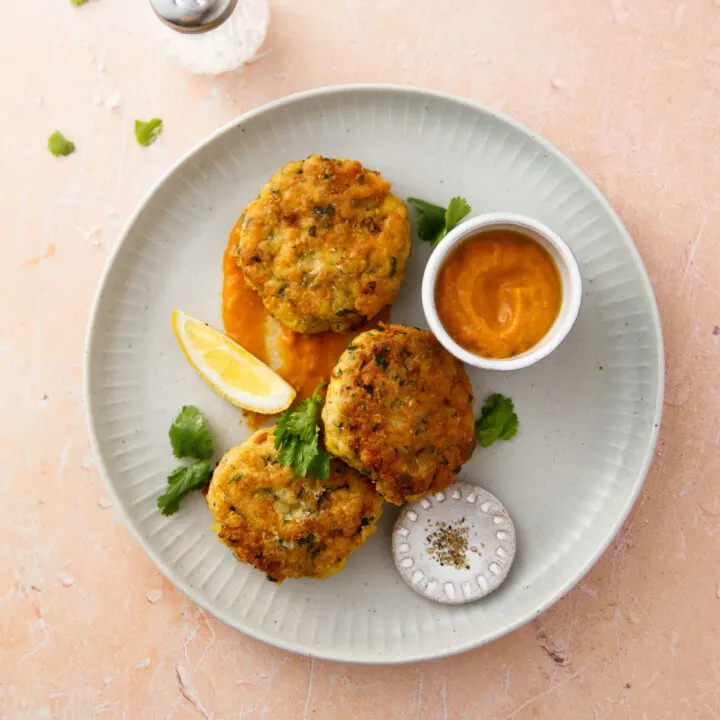 baked crab cakes with dipping sauce