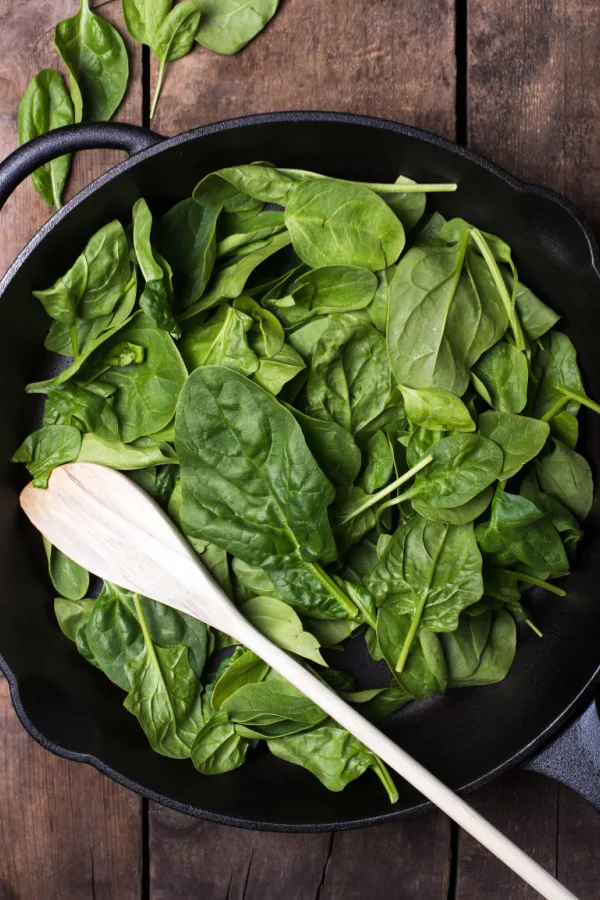 mound of spinach in skillet 