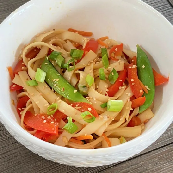 bowl of vegetable lo mein