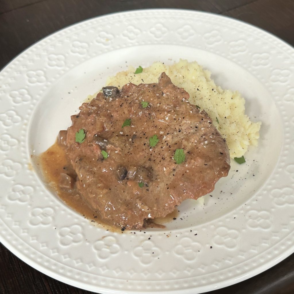 cube steak and gravy with mashed potatoes