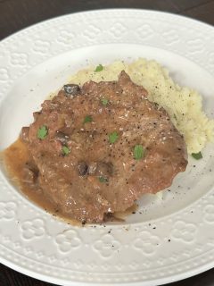 cube steak and gravy with mashed potatoes