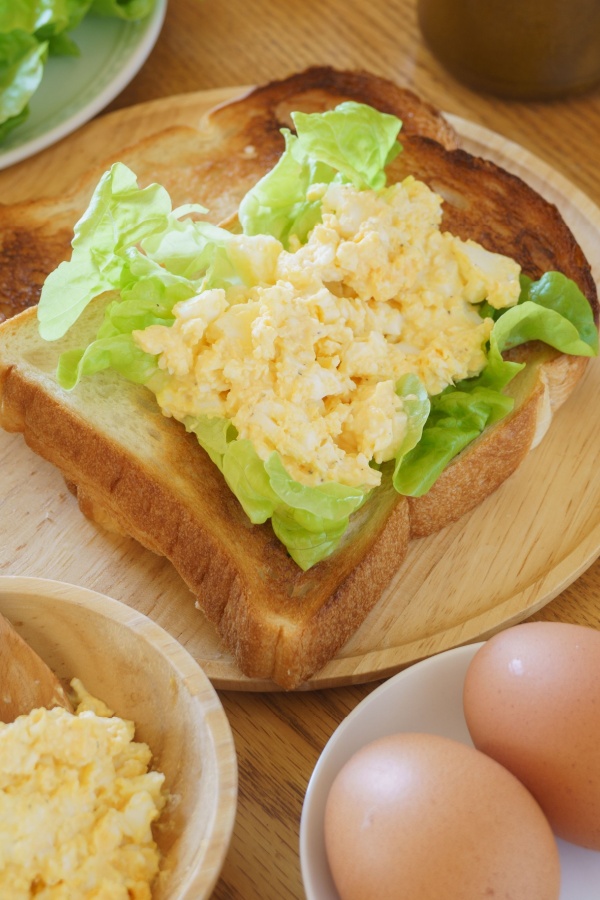 classic egg salad on lettuce and toast

