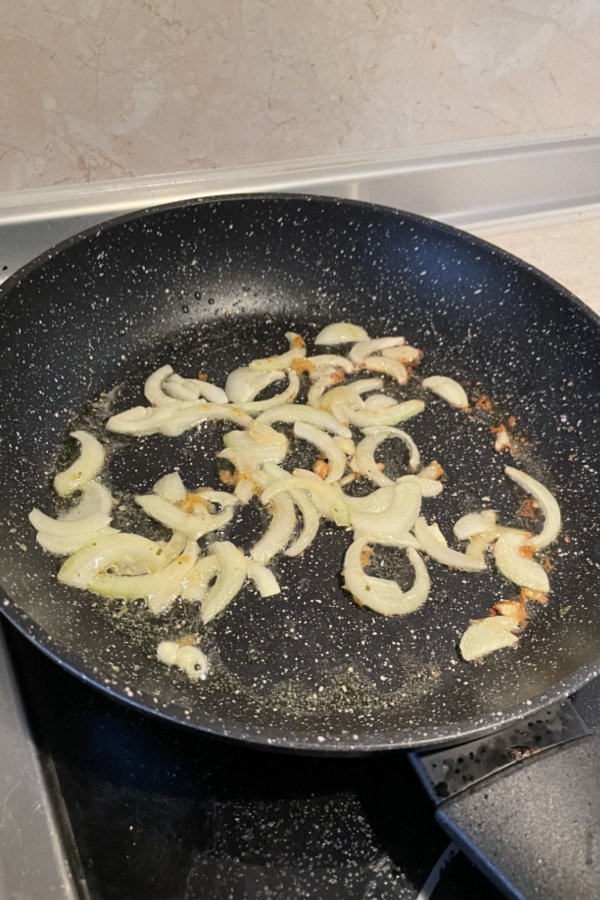 sliced onions